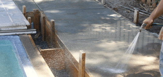 pielęgnacja betonu, pielęgnacja zimą, pielęgnacja latem, podlewanie betonu wodą, płyty betonowe w deskowaniu