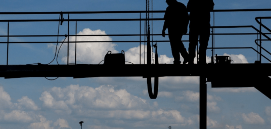 pracownicy budowlani pracujący na podeście na wysokości, Prace na wysokości