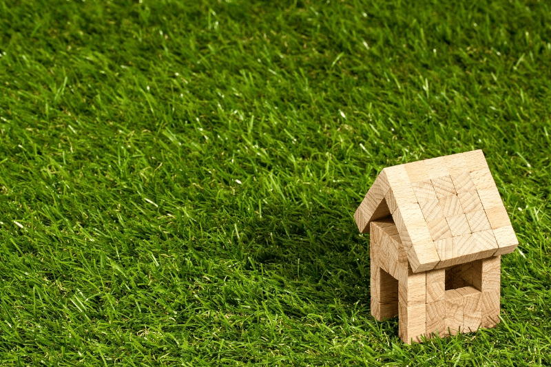 domek zbudowany z drewnianych klocków na trawniku, Wskaźnik intensywności zabudowy