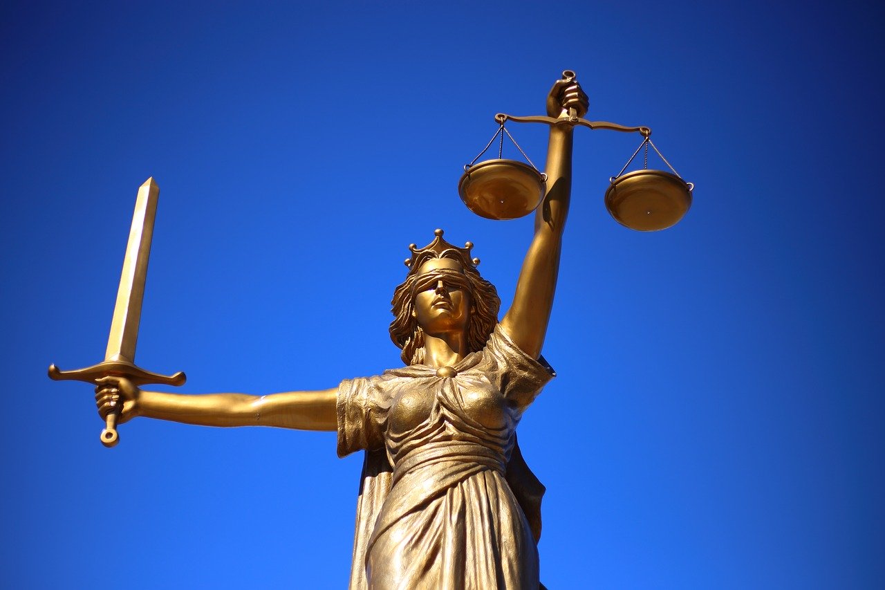 statua sprawiedliwości, figura z brązu, prawo budowalne
