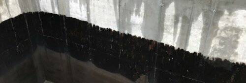 Hydroizolacja powłokowa fundamentów, żelbetowa ściana fundamentowa, zbrojenie ściany fundamentowej, izolacja przeciwwilgociowa ściany fundamentowej