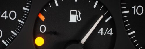 Czarny zegar poziomu paliwa z białymi wskazówkami, czujnik poziomu paliwa