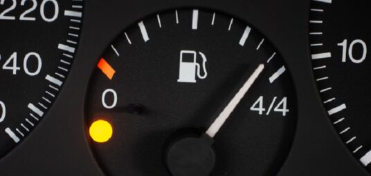 Czarny zegar poziomu paliwa z białymi wskazówkami, czujnik poziomu paliwa
