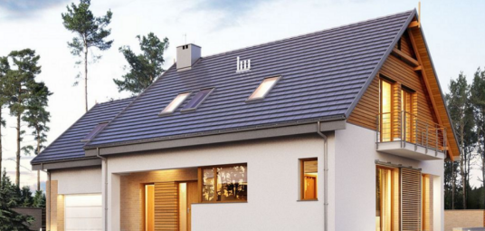 dom jednorodzinny z biało-drewnianą elewacją oraz grafitowym dachem, otoczony równo przyciętym trawnikiem oraz drzewami, nowoczesne projekty