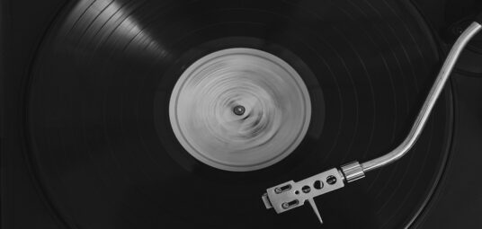 czarna płyta winylowa z przyłożoną igłą gramofonową w kolorze szarym, przechowywanie sprzętu audio