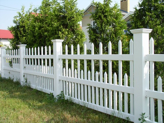 białe ogrodzenie na tle zielonego ogrodu, ogrodzenia plastikowe