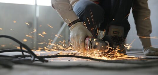 pracownik przecinający stal szlifierką kątową bez osłony, Wyposażenie stanowisk pracy