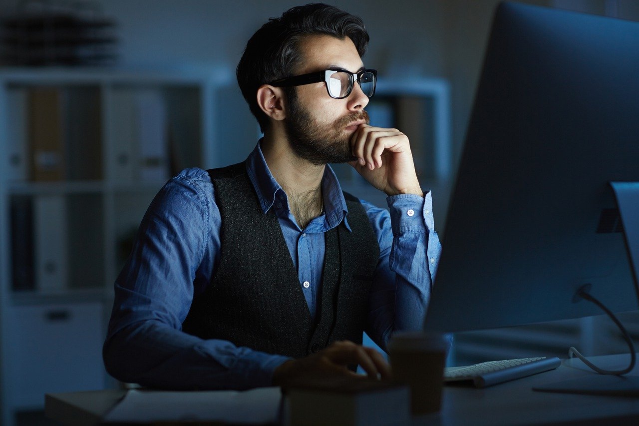 mężczyzna w okularach koszuli i kamizelce pracując przy biurku na komputerze, Sales Force Dedykowany