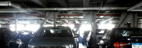 parking, auta na parkingu, samochody zaparkowane na miejscach postojowych, Zdjęcie pokazuje zaparkowane samochody w wielopoziomowym budynku parkingowym, skupienie na nowoczesnych pojazdach w zamkniętym garażu parkingowym