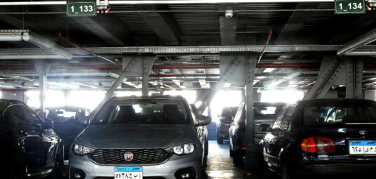 parking, auta na parkingu, samochody zaparkowane na miejscach postojowych, Zdjęcie pokazuje zaparkowane samochody w wielopoziomowym budynku parkingowym, skupienie na nowoczesnych pojazdach w zamkniętym garażu parkingowym