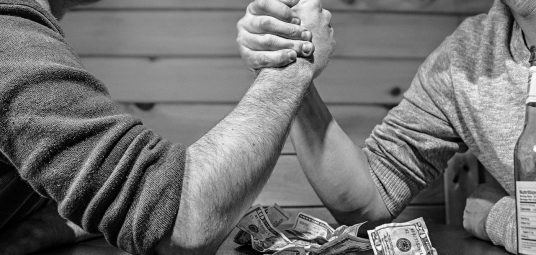 mężczyźni przechwalają się zarobkami zarobki po budownictwie