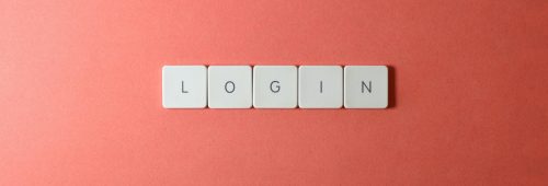 czerwona kartka z napisem LOGIN - scrabble logowanie jednokrotne SSO