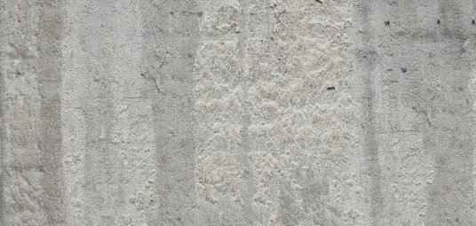 przyczyny wykwitów na betonie