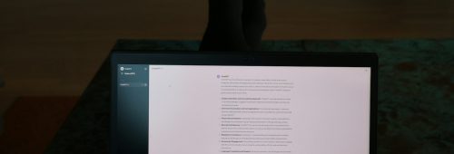 osoba promptuje lub piszę prompt w chat gpt